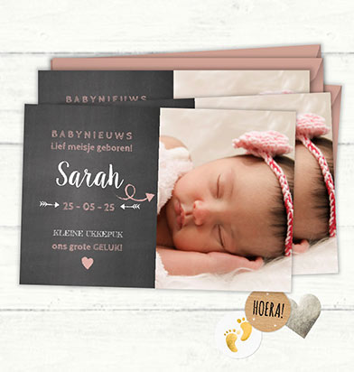 Geboortekaartje meisje met foto, krijtbord en handlettering-stijl 