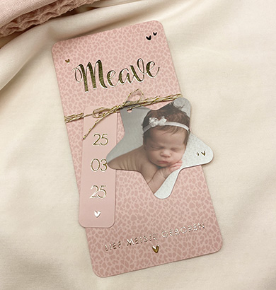 Label geboortekaartje meisje roze panterprint met foto ster