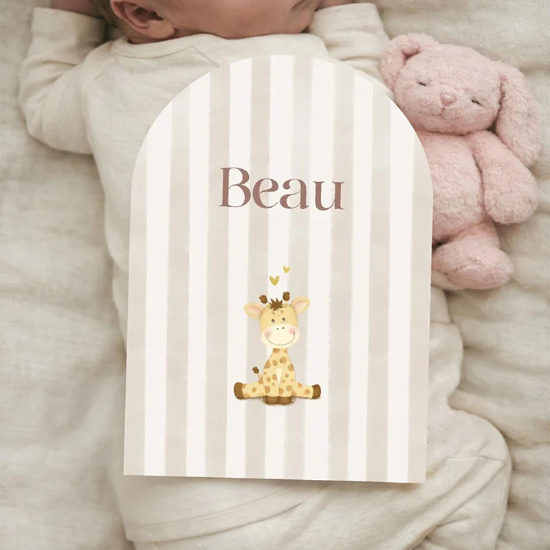 Geboortekaartje in boogvorm met beige strepen en een getekend girafje bij een baby.