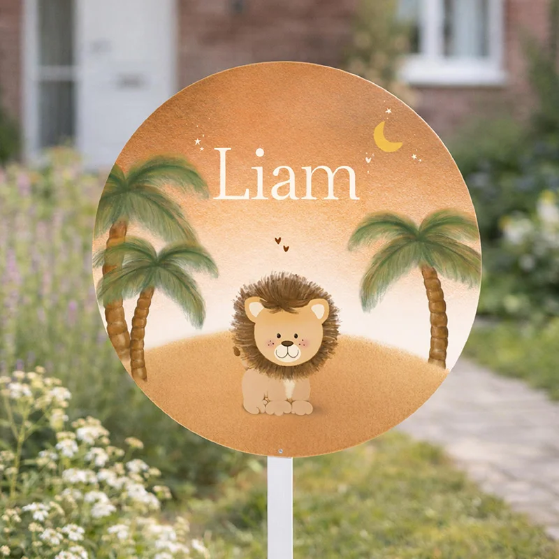 Rond geboortebord voor de tuin met een getekend leeuwtje, palmbomen en de naam Liam.