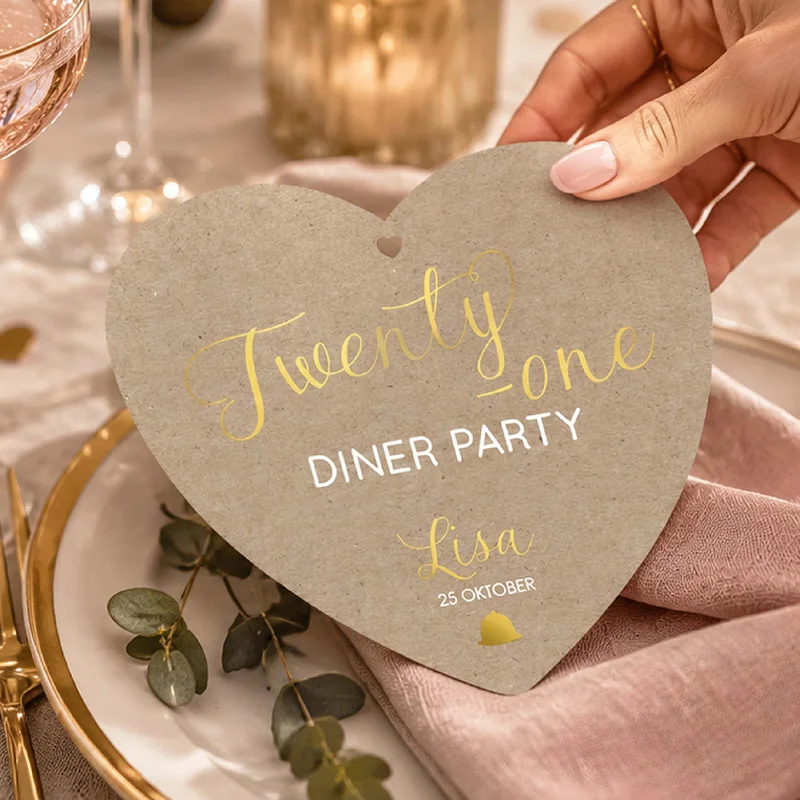 Hartvormige 21-diner uitnodiging met kraftlook en gouden letters