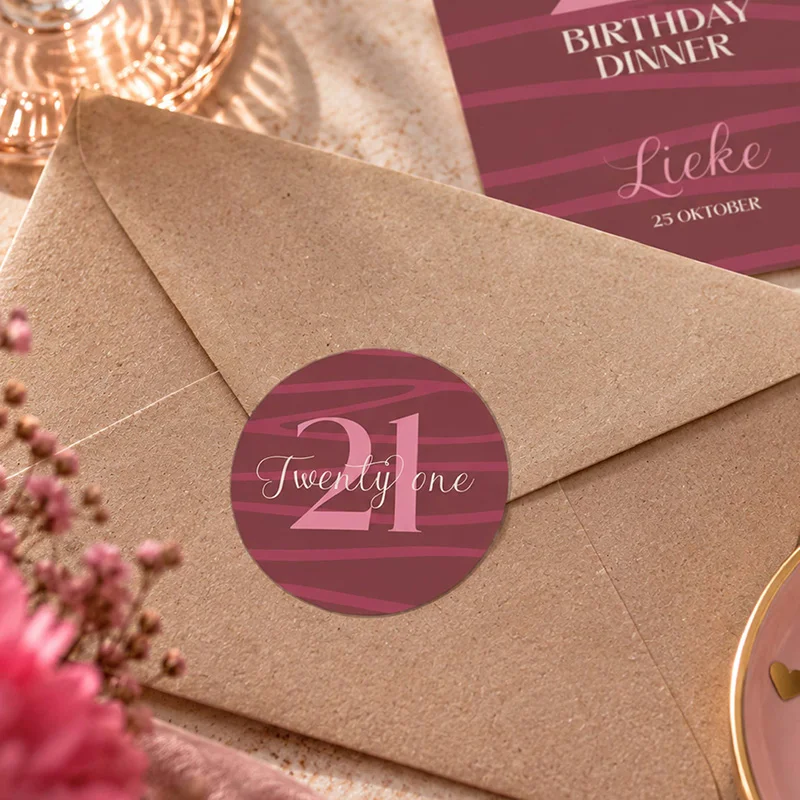Kraft envelop met een bijpassende 21-diner sluitzegel in roze en bordeauxrode zebraprint