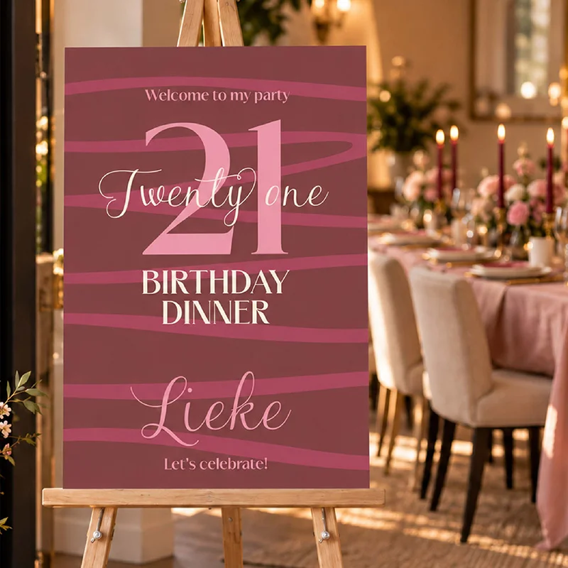 Welkomstbord voor een 21-diner met roze en bordeauxrode strepen op een houten ezel