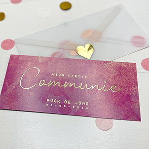 Stoere communiekaart voor een meisje met een roze achtergrond en een goudfolie bedrukking. Transparante envelop met sluitzegel en confetti.