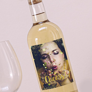 Wijnfles met een uniek etiket met een eigen foto en goudfoliebedrukking.