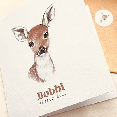 Uniseks geboortekaartje met een potloodtekening van een schattig baby hertje, Bambi.