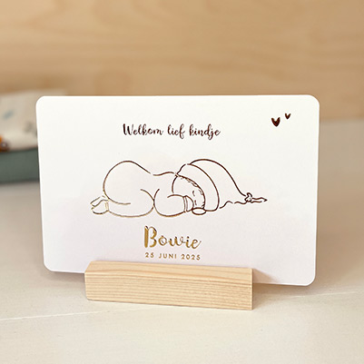 Neutraal geboortekaartje met een lijntekening van een baby gedrukt met goudfolie.