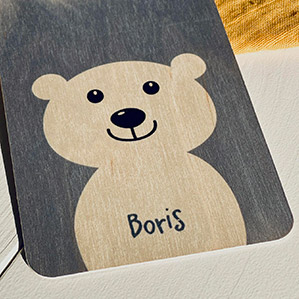 Stoer houten geboortekaartje met een ijsbeertje.