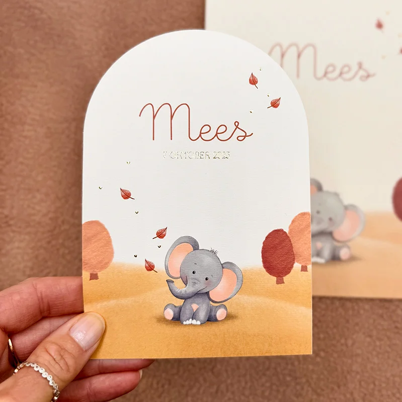Boogvorm geboortekaartje voor een herfstkindje met olifantje en warme kleuren