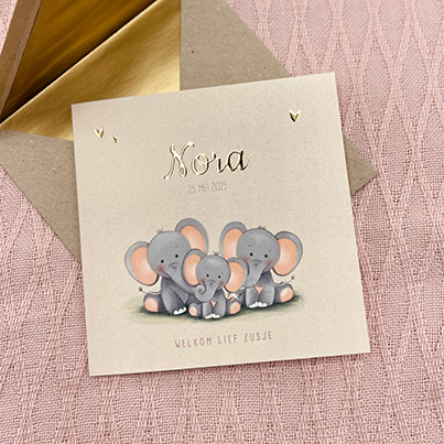 Lief geboortekaartje voor een derde kindje met drie schattige olifantjes