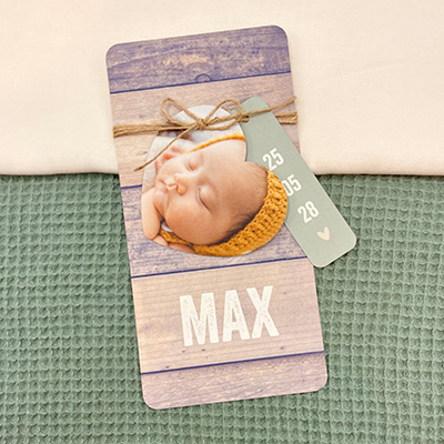 Bijzonder label geboortekaartje jongen met babyfoto.