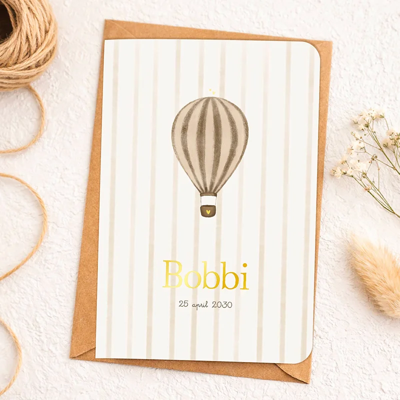 Nieuw geboortekaartje met trendy streep design en een luchtballon in bruintinten