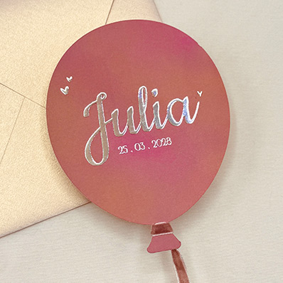 Bijzonder geboortekaartje meisje in de vorm van een ballon met holografische folie.