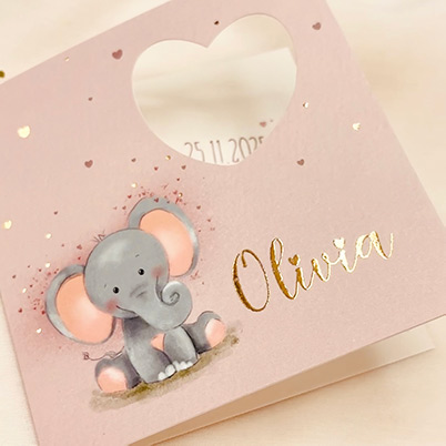 Uniek dieren geboortekaartje meisje met een stansvorm hartje en een lief olifantje.