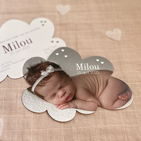 Origineel geboortekaartje meisje stans vorm wolkje met een babyfoto en de babynaam.