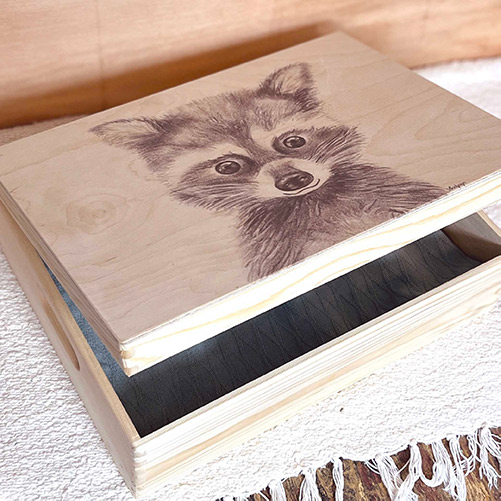 Stijlvolle houten memory box met een potloodtekening van een lief wasbeertje
