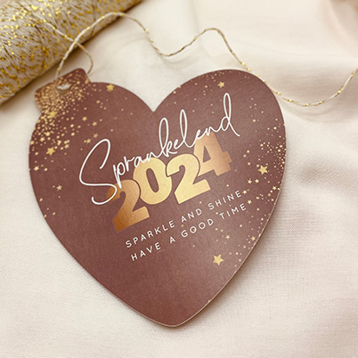 Unieke nieuwjaarskaart 2024 in de vorm van een hartje met een ophang gaatje.
