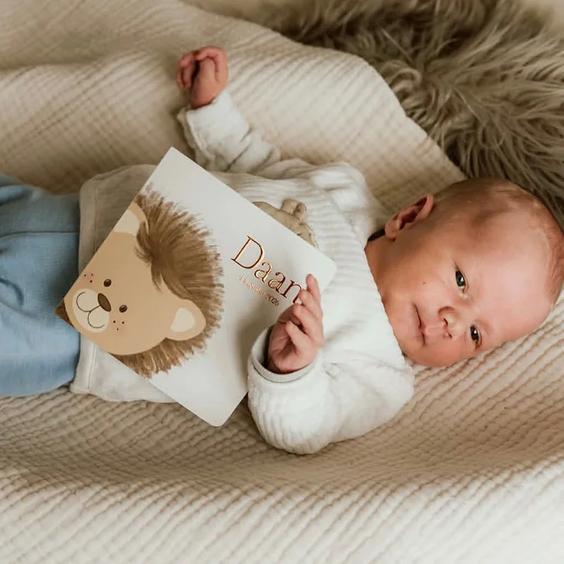 Klantfoto van baby daan met zijn schattige geboortekaartje met een leeuw