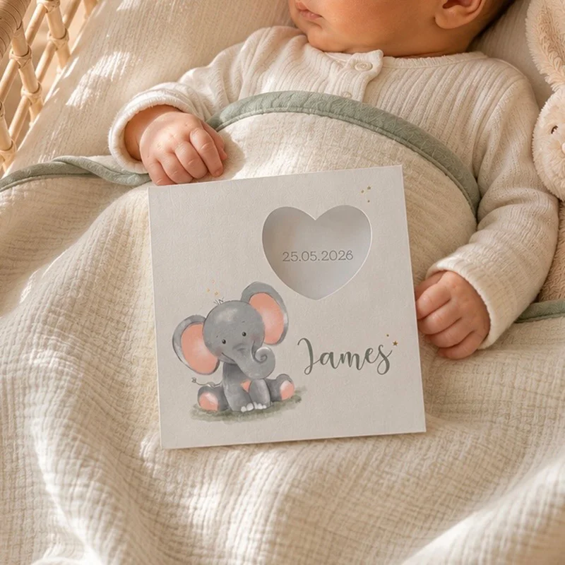 Klantfoto baby James met zijn licht groene geboortekaartje met een olifantje