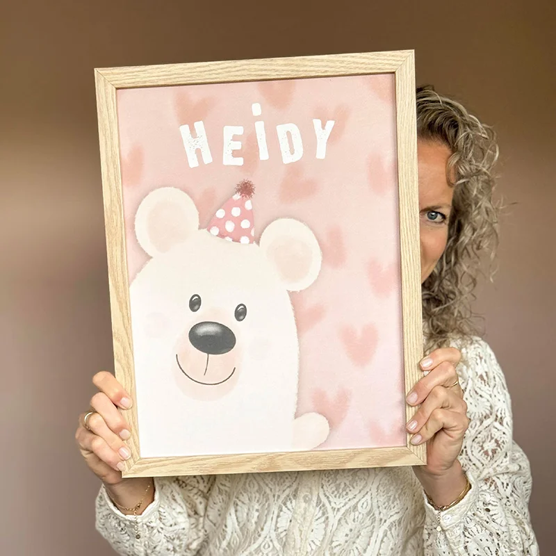 Heidy met een geboorteposter met hartjes en een vrolijk beertje