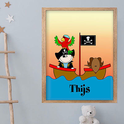 Grote aanpasbare poster voor de kinderkamer met een schattige piraat en zijn papegaai en hondje.