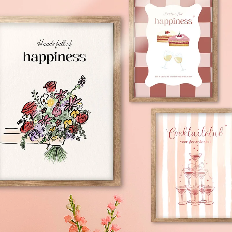 Collage van interieurposters in zachte roze tinten met bloemenillustratie, cocktailposter en stijlvolle keukenposter in houten lijsten. Trendy posters voor woonkamer, keuken of cadeau.