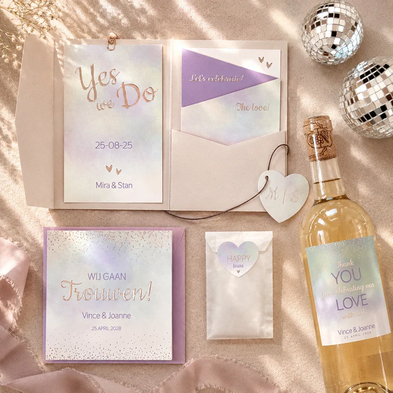 Trouwhuisstijl Mystic Romance met paars- en groentinten en sprankelende folie.