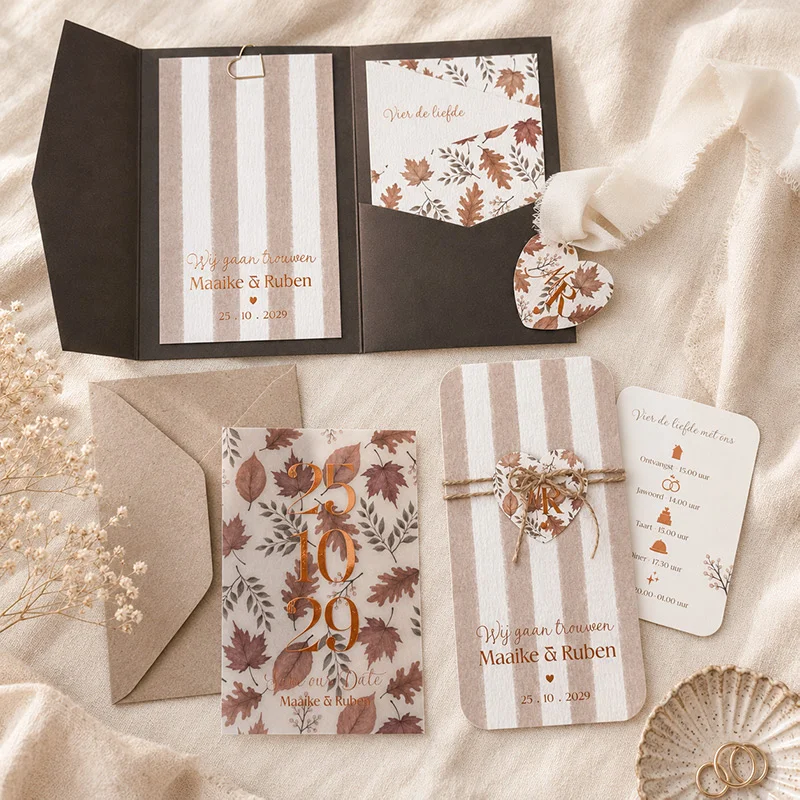 Warme trouwhuisstijl met warme herfsttinten, zachte strepen, koperfolie en romantische details. 