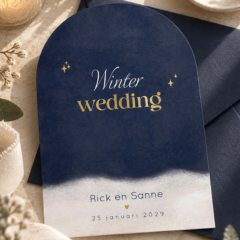 Boogvorm trouwkaart voor winter wedding in donkerblauw met goudfolie