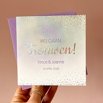 Trendy trouwkaart met paars groene tinten en holografische folie bedrukking.