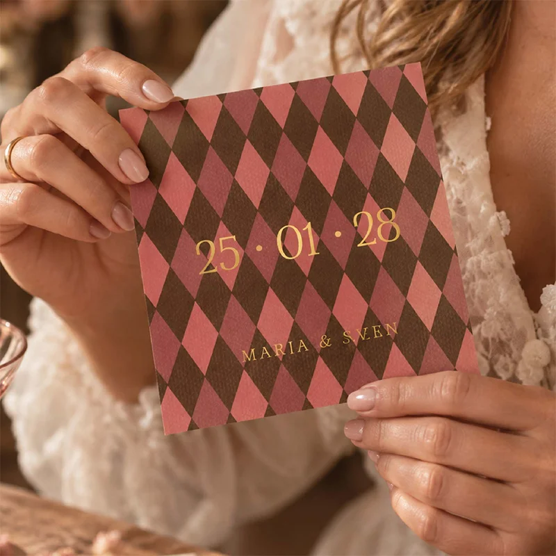 Bruid met roze bruine trouwkaart met ruitjes en goudfolie