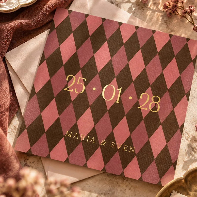 Trouwkaart met roze bruine ruitjes en goudfolie