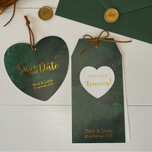 Stijlvolle trouwhuisstijl met donkergroene label trouwkaart en hartjes save the date kaart