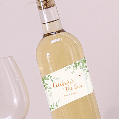 Wijnfles etiket in de stijl van een trouwkaart. Fles wijn met een golvend etiket met een botanisch ontwerp.