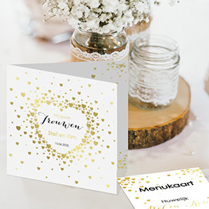 Luxe trouwkaart en menukaart voor een huwelijksdiner met goudfolie hartjes.